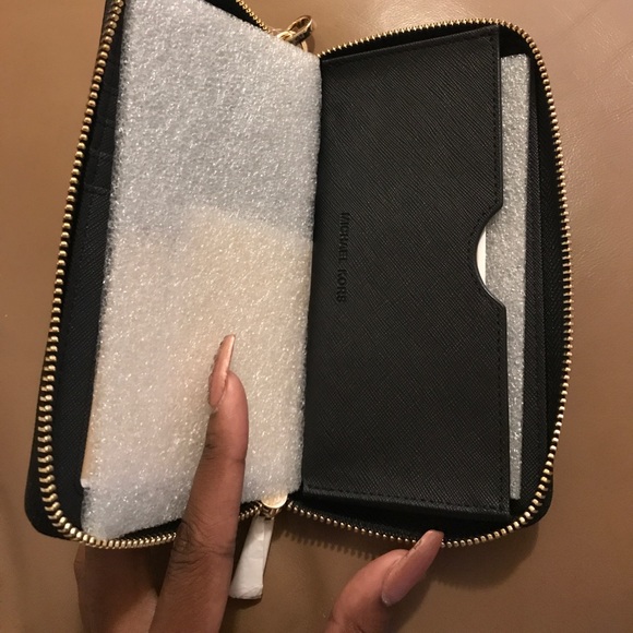 Black Michael Kors Fulton wristlet/ wallet - Picture 4 of 6